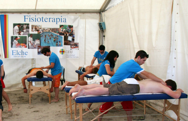 Los estudiantes de Fisioterapia de Elche también colaboraron el año pasado en Santa Pola en el Campeonato Europeo de Windsurf.