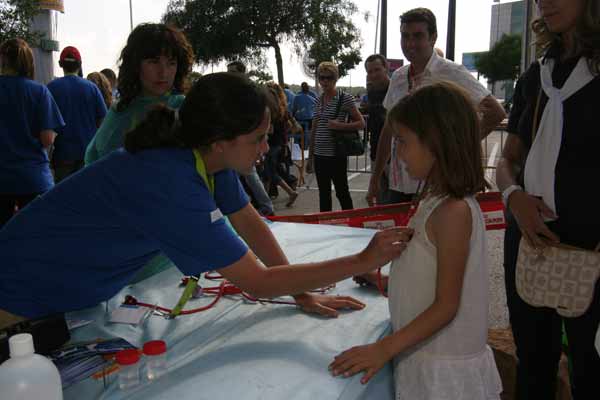 Una niña participa en el taller infantil celebrado en la explanada de Heron City.