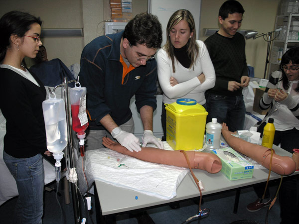 Los estudiantes de Enfermería de Elche, durante el taller organizado por el profesor Rico.
