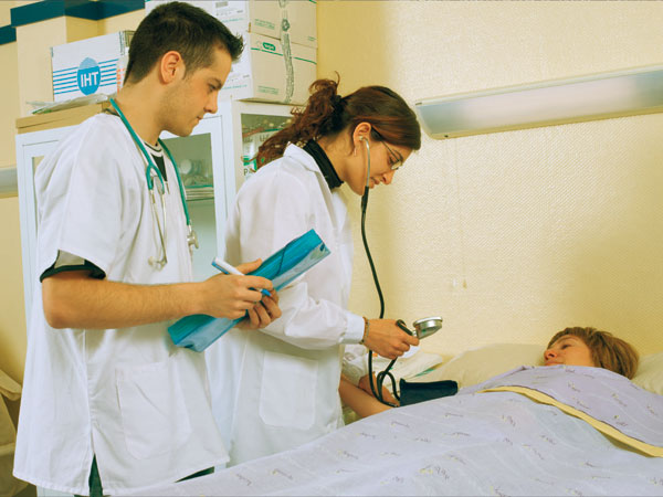 En estas prácticas los futuros enfermeros entran en contacto con sus primeros pacientes en hospitales y centros de salud.