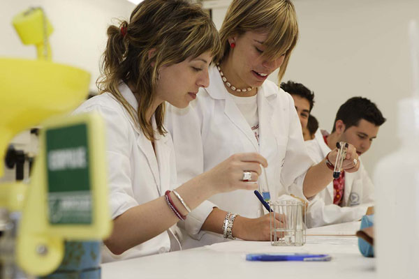 Alumnos realizando prácticas en los laboratorios de la Universidad CEU Cardenal Herrera.