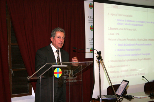 El director general de Farmacia y Productos Sanitarios, José E. Clérigues, durante su sesión en la CEU-UCH.