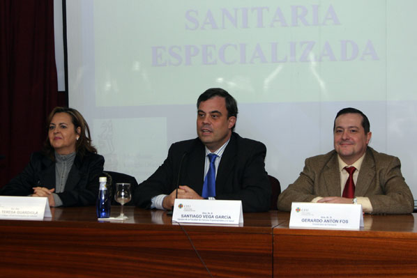 La secretaria del MICOFV, María Teresa Guardiola, junto al decano Santiago Vega y el vicececano de Farmacia, Gerardo Antón, en la sesión informativa a los estudiantes.