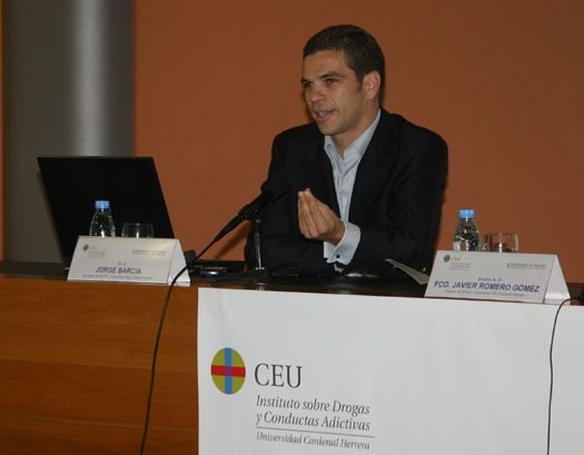 El profesor José Barcia durante su intervención "Cerebro y Adicción, Bases Neurofisiológicas".
