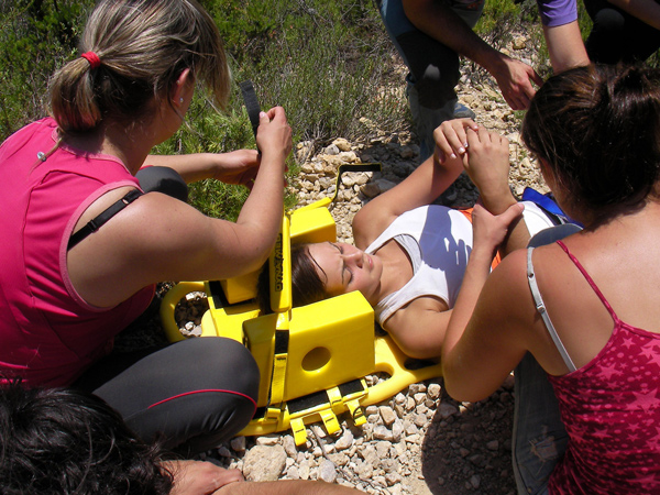 Los estudiantes del Máster de Especialización en Cuidados de Enfermería de Elche realizaron el simulacro en las inmediaciones del Puig Campana, en Finestrat.