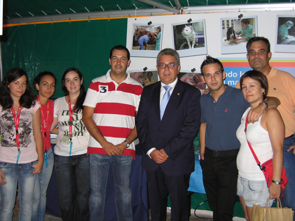 El alcalde de Moncada, Juan José Medina, visitó el stand de Veterinaria en la Feria de la Salud.