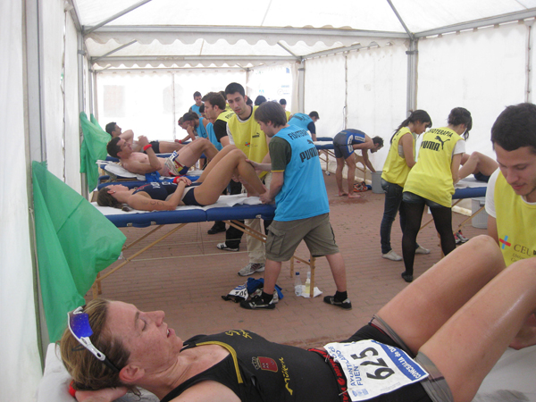 Los estudiantes de Fisioterapia de la CEU-UCH, durante la sesión de tratamiento a los deportistas del triatlón de Fuente Álamo.