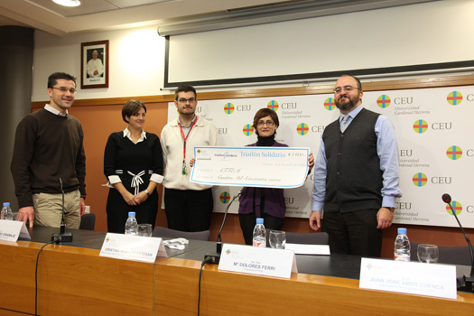La presidenta de ATTEM, María Dolores Ferri, y los miembros del Triatlón Solidario, en la entrega de la recaudación.