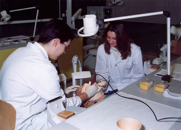 Alumnos de Odontología practican en las instalaciones de la Clínica Universitaria.